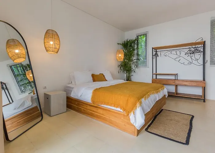 Elegant 4 Bedroom Huge Pool In
