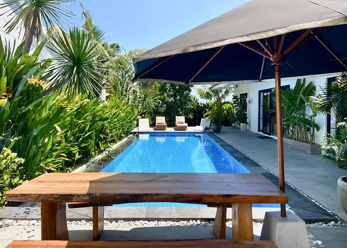 Elegant 4 Bedroom Huge Pool In